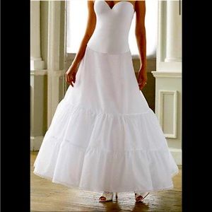 NWT- David’s Bridal 2-Tier A-Line Wedding Slip in Size 8 (Medium Fullness)